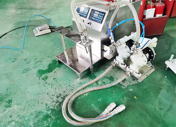 高粘度瓶、袋一體液體洗滌劑灌裝機-01